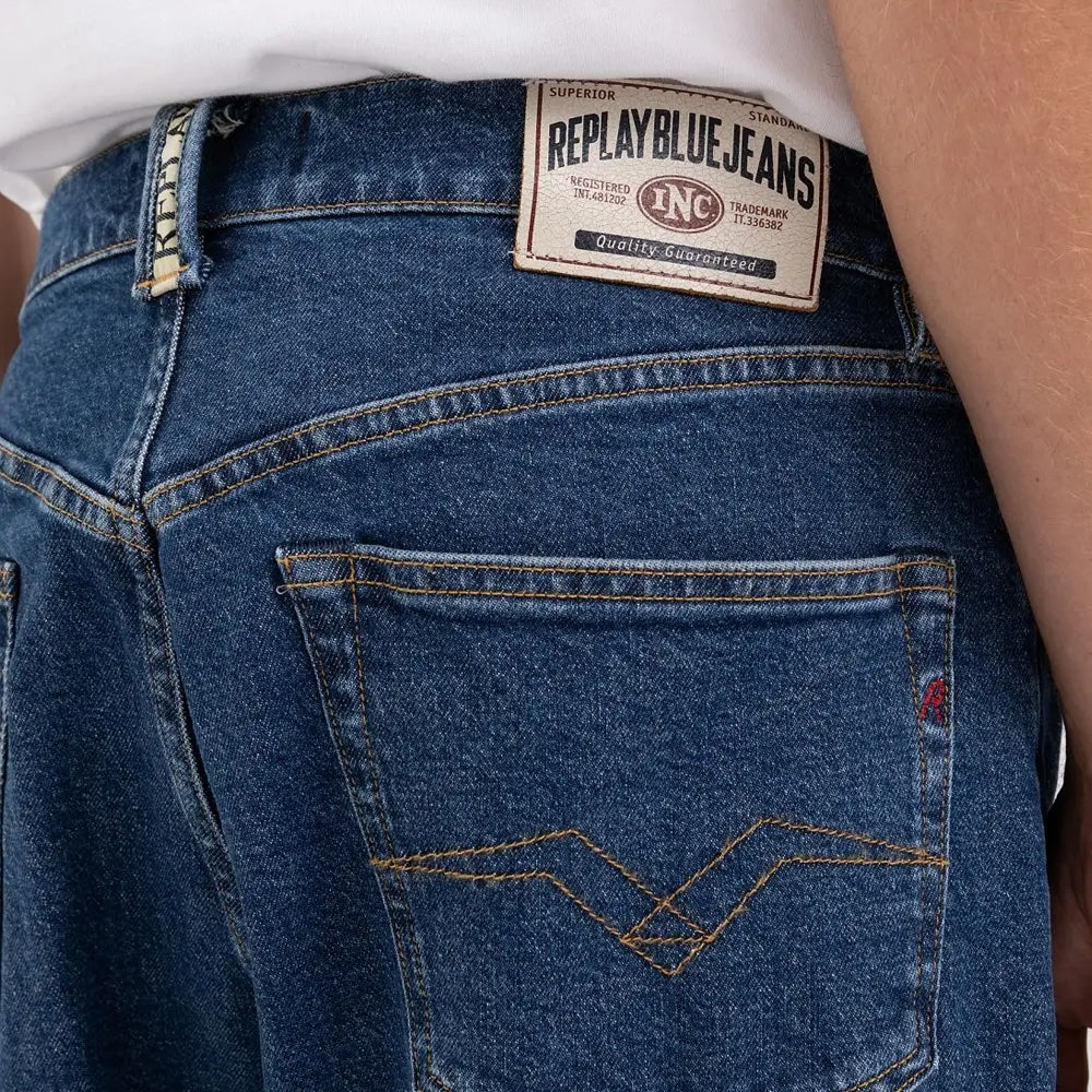 Waist badge close up on Replay M9Zero1 Straight Fit Jeans in Red Cast Indigo Dark